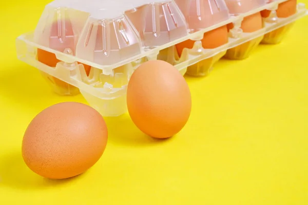 Huevos Pollo Una Bandeja Sobre Fondo Amarillo —  Fotos de Stock