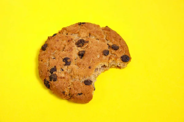 Biscoitos Chocolate Com Chips Chocolate Fundo Amarelo — Fotografia de Stock