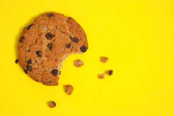 Biscoitos Chocolate Com Chips Chocolate Fundo Amarelo — Fotografia de Stock