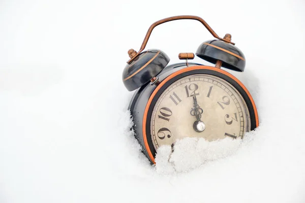 Old Retro Alarm Clock Winter Snow White Background Shows Twelve — Stock Photo, Image