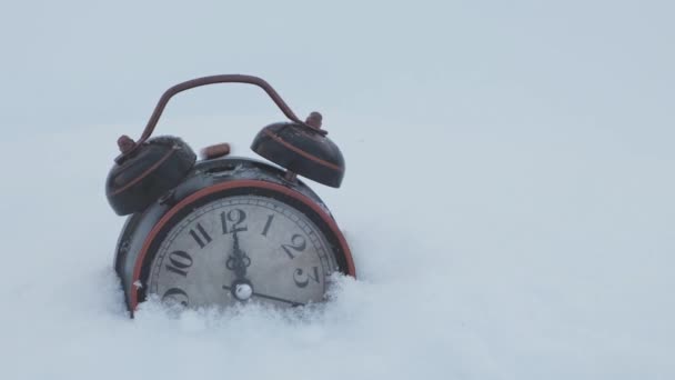 一个古老的闹钟在12点钟响了 它站在雪地里 — 图库视频影像