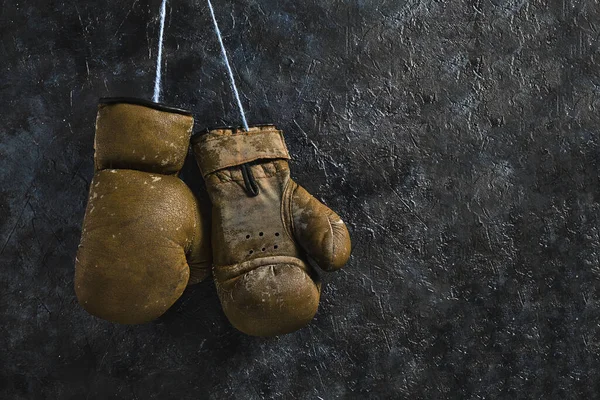 壁に掛けられた古い茶色のボクシンググローブ — ストック写真
