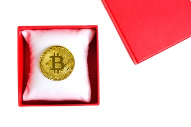 Beyaz zemin üzerinde kırmızı bir hediye kutusunda Bitcoin para. Sevgililer Günü için madencilik hediyesi.