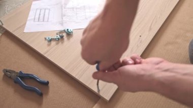 Dolap mobilyası montajı, tornavidayla vida vidası..