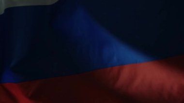 Arka plan, Rusya Federasyonu 'nun üç renkli bayrağı geceleyin rüzgarda sallanıyor..