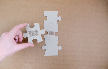 Bulmaca parçalarında evet ve hayır kelimeleri var. Rıza ve inkar kavramı