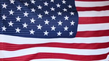 Rüzgarda dalgalanan Amerikan yıldızlı bayrağının arka planı.