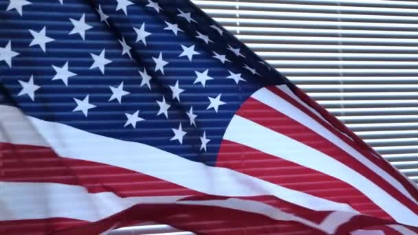 Αμερικανική Σημαία Κυματίζει Στον Άνεμο Στο Φόντο Ενός Παραθύρου Καλυμμένου — Αρχείο Βίντεο