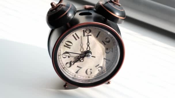 Relógio Alarme Toca Início Manhã Oito Horas Manhã Janela Fechada — Vídeo de Stock