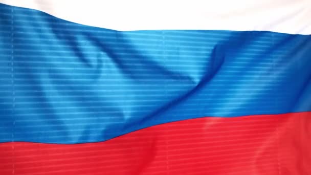 Σημαία Της Ρωσικής Ομοσπονδίας Κυματίζει Στον Άνεμο Φόντο Ένα Παράθυρο — Αρχείο Βίντεο