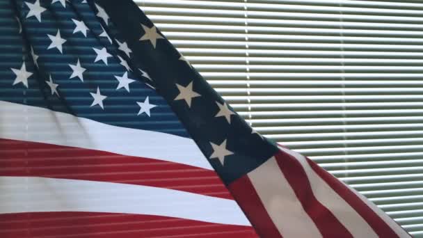 Amerykańska Flaga Kołysze Się Wietrze Tle Okna Pokrytego Żaluzjami — Wideo stockowe