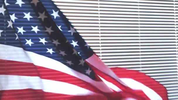 Amerikas Förenta Staters Flagga Svajar Vinden Mot Slutna Blindar Frihet — Stockvideo