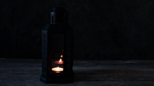 老式复古灯 在木桌上的一间黑暗的房间里燃着蜡烛 — 图库视频影像