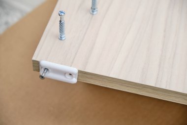 Dolap mobilyaları, dolap ayrıntıları ve çarpık mobilya aksesuarları.