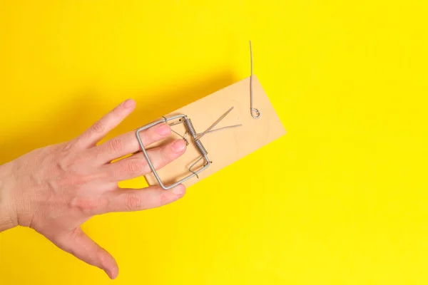 Man Hand Werd Gevangen Een Muizenval Een Gele Achtergrond Concept — Stockfoto