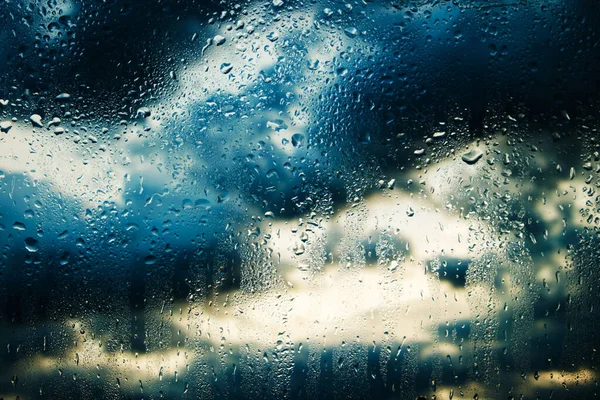 雨の中で雲を背景に濡れ 曇ったガラス 曇った雨の雲 — ストック写真