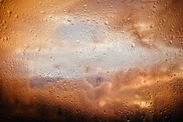 Kaca Basah Terhadap Latar Belakang Awan Setelah Hujan — Stok Foto