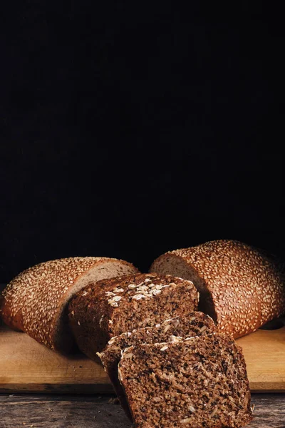 Нарізати Навпіл Хліб Посипаний Кунжутом Нарізаним Зерновим Хлібом Обробній Дошці — стокове фото