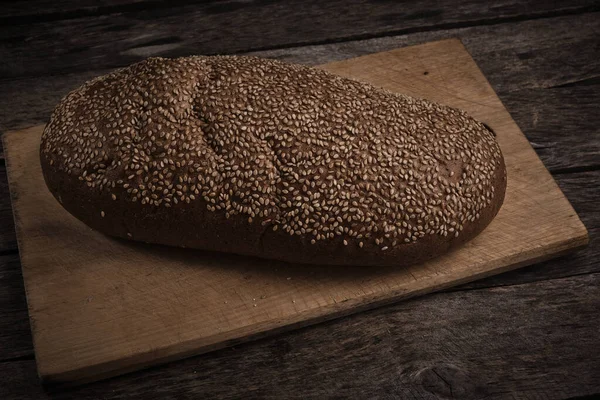 Sesame Seed Sprinkled Loaf Wooden Chopping Board Top View — 스톡 사진