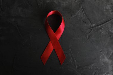 Beton dokuda kırmızı kurdele, AIDS hastalığı ve uyuşturucu sorununun sembolü