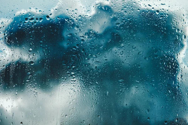 Verre Mouillé Brumeux Sous Pluie Sur Fond Nuages Flous Déconcentrés — Photo