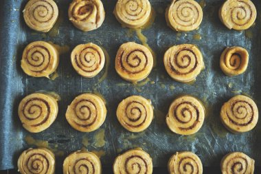 Tarçın ruloları pişirmek için parşömen kağıdıyla birlikte boş kağıtlar.