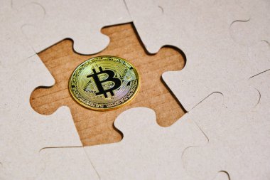 Boş bir bulmaca hücresinde bitcoin para