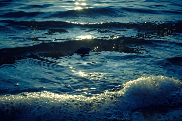 Golven Schuim Het Strand Bij Zonsondergang — Stockfoto