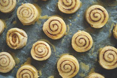 Tarçın ruloları pişirmek için parşömen kağıdıyla birlikte boş kağıtlar.