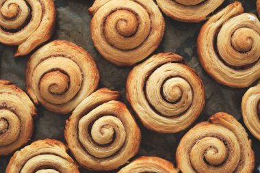 Tarçınlı çörek, fırından yeni çıkmış ev yapımı kekler.