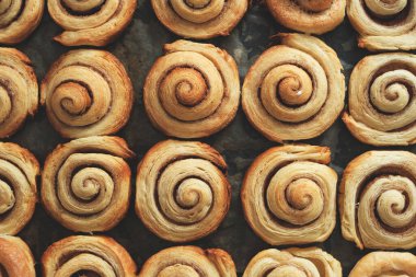 Tarçınlı çörek, fırından yeni çıkmış ev yapımı kekler.