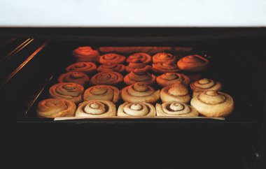 Tarçınlı börekler fırında, ev yapımı kekler