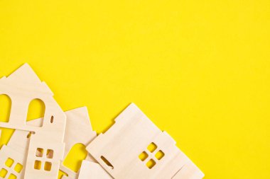 Sarı arka plandaki prefabrik ahşap yetimhanenin inşaatçısının detayları.