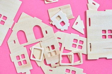 Pembe arka plandaki prefabrik ahşap yetimhanenin inşaatçısının detayları.