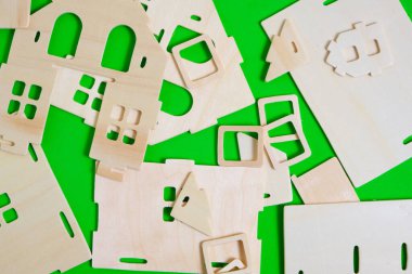 Yeşil arka plandaki prefabrik ahşap yetimhanenin inşaatçısının detayları.