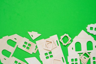 Yeşil arka plandaki prefabrik ahşap yetimhanenin inşaatçısının detayları.