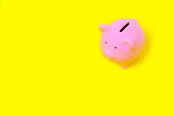 Pink Piggy Bank Fundo Amarelo — Fotografia de Stock