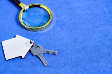 Büyütme Gözlüğü ve Anahtarları Evi veya Apartman Konutu Konut, İpotek ve Konut Kiralama Konsepti.