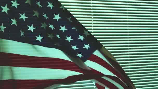 Bandeira Americana Balança Vento Contra Fundo Uma Janela Coberta Com — Vídeo de Stock