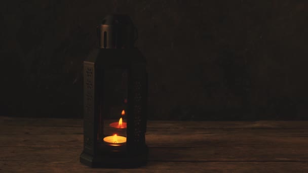 老式复古灯 在木桌上黑暗的房间里燃着蜡烛 — 图库视频影像