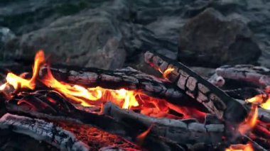 Nehir Taşları ve Fırtınalı Nehir Akıntıları 'nın Arkasında Alevler ve Közler