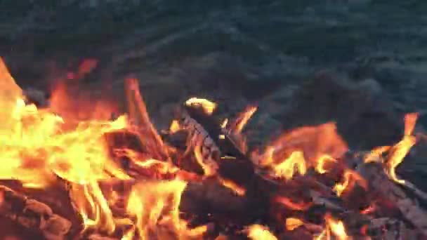 Fogo Ardente Ember Fundo Das Pedras Rio Fluxos Rio Tempestade — Vídeo de Stock
