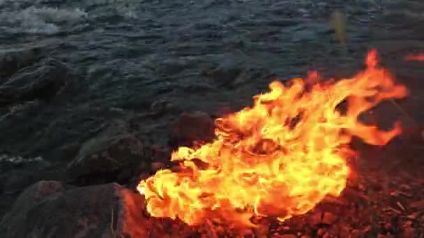 Brännande Eld Och Embers Bakgrund River Stones Och Stormy River — Stockvideo