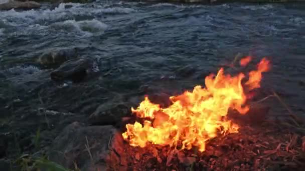 Nehir Taşları Fırtınalı Nehir Akıntıları Nın Arkasında Alevler Közler — Stok video