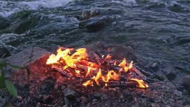 Hoguera Incendiada Banco Stormy River Llamas Rojas Fondo Agua — Vídeos de Stock
