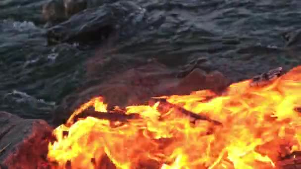 Kindlade Bonfire Bank Stormy River Red Flames Bakgrundsvatten — Stockvideo