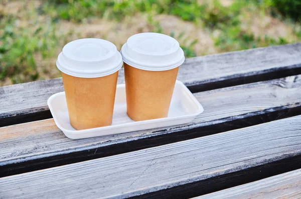 Zwei Tassen Kaffee Zum Mitnehmen Park Auf Holzbank — Stockfoto