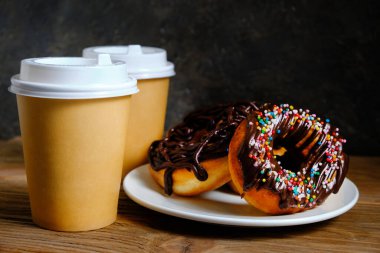 Çikolatalı çörekler ve koyu bir arka planda kahve.