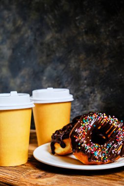 Çikolatalı çörekler ve koyu bir arka planda kahve.