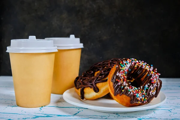 Donuts Chocolate Café Para Llevar Sobre Fondo Oscuro —  Fotos de Stock